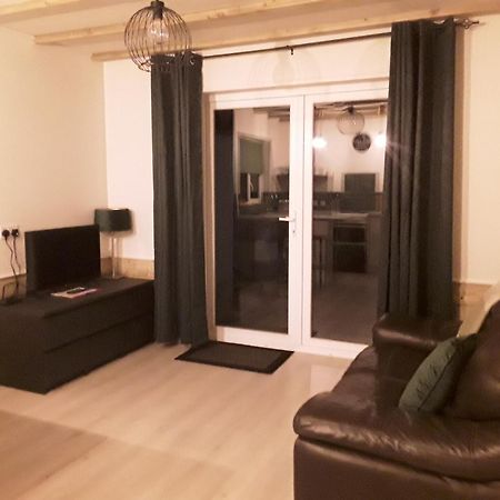 The Lodge Guesthouse Brittas Bagian luar foto