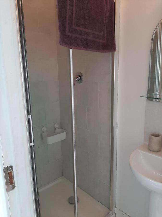 The Lodge Guesthouse Brittas Bagian luar foto