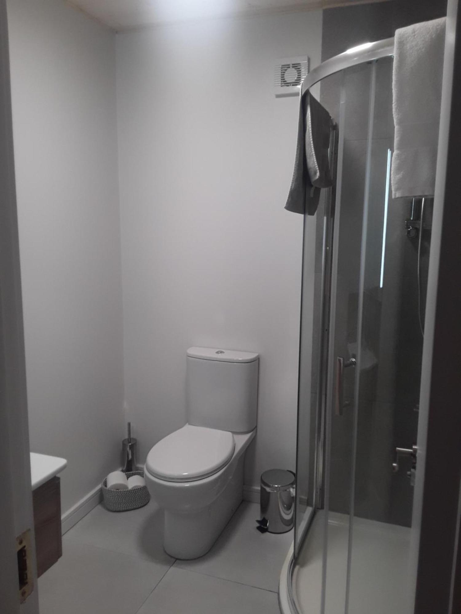 The Lodge Guesthouse Brittas Bagian luar foto