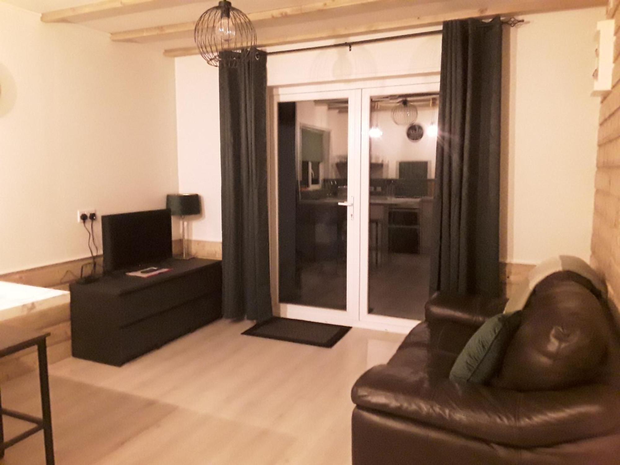 The Lodge Guesthouse Brittas Bagian luar foto