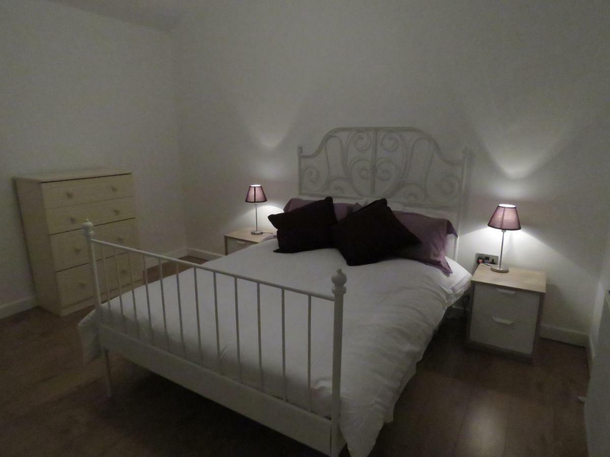 The Lodge Guesthouse Brittas Bagian luar foto