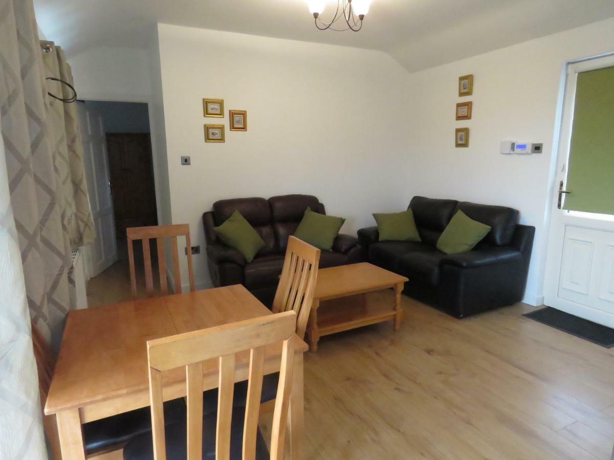 The Lodge Guesthouse Brittas Bagian luar foto
