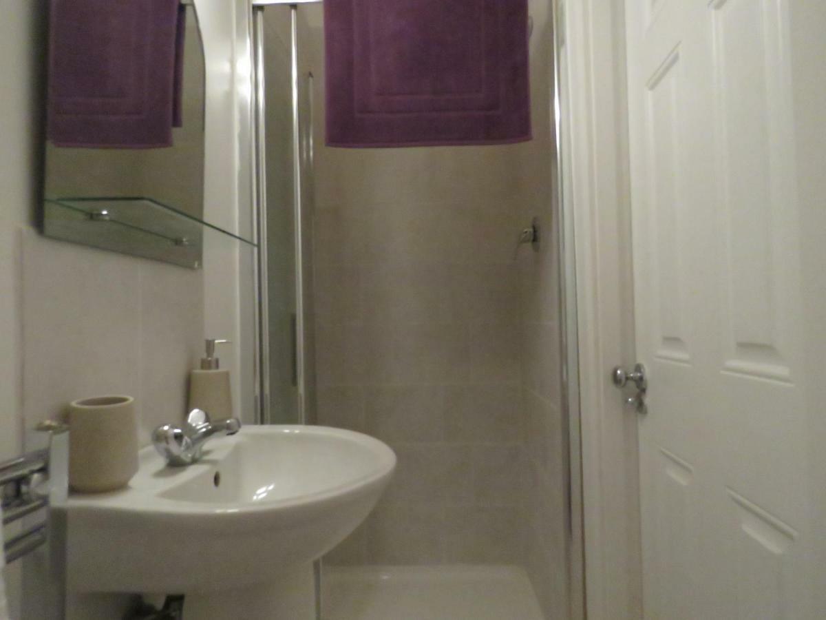 The Lodge Guesthouse Brittas Bagian luar foto