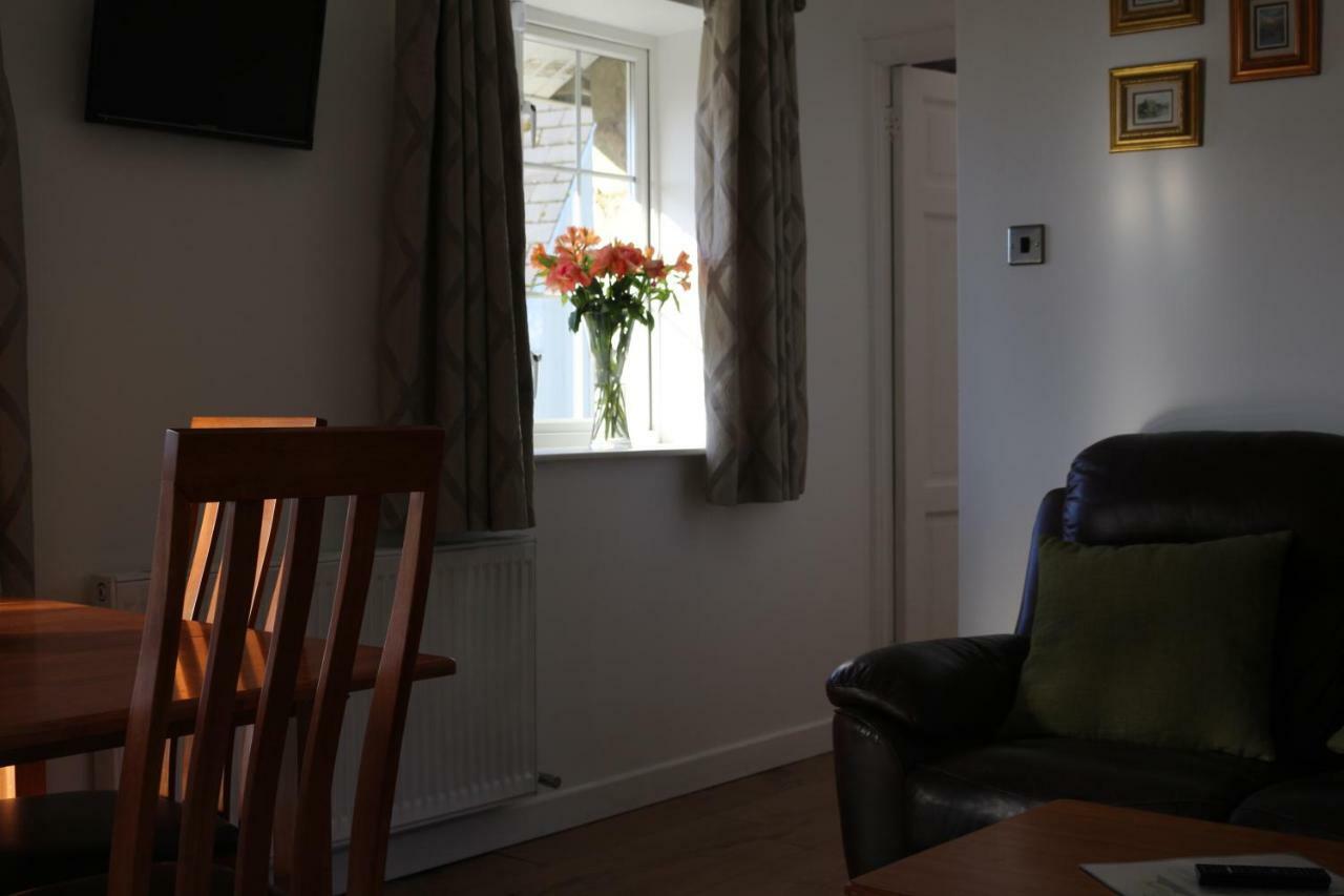 The Lodge Guesthouse Brittas Bagian luar foto