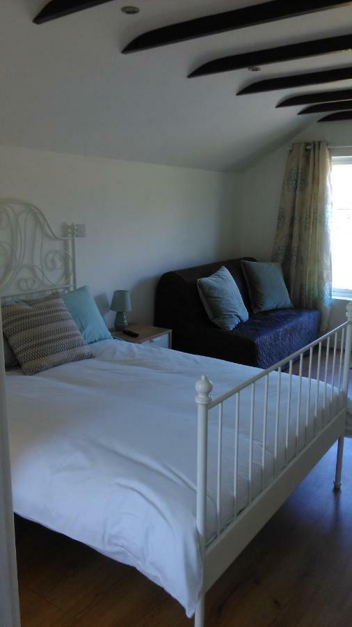The Lodge Guesthouse Brittas Bagian luar foto