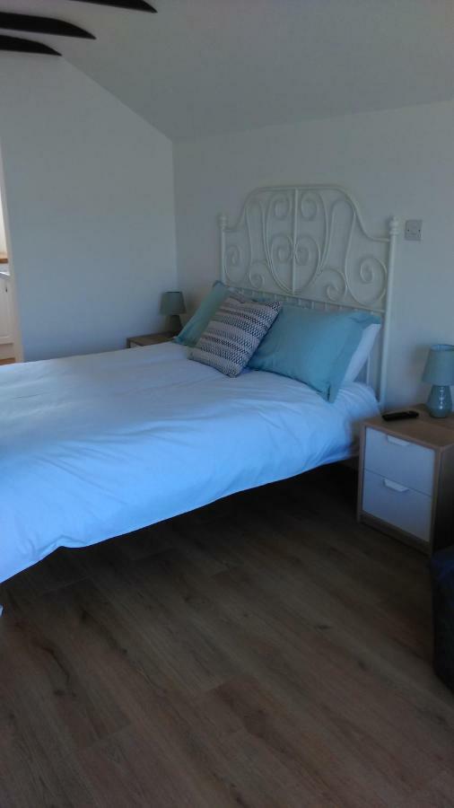 The Lodge Guesthouse Brittas Bagian luar foto