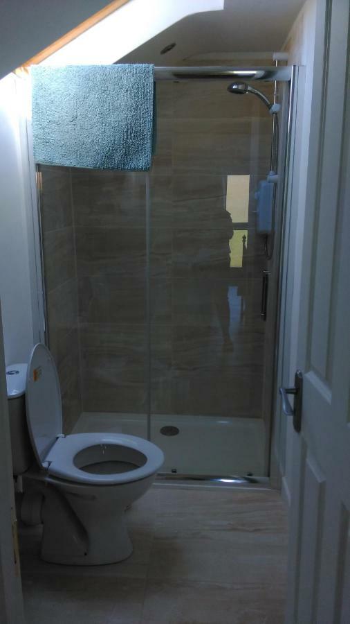 The Lodge Guesthouse Brittas Bagian luar foto