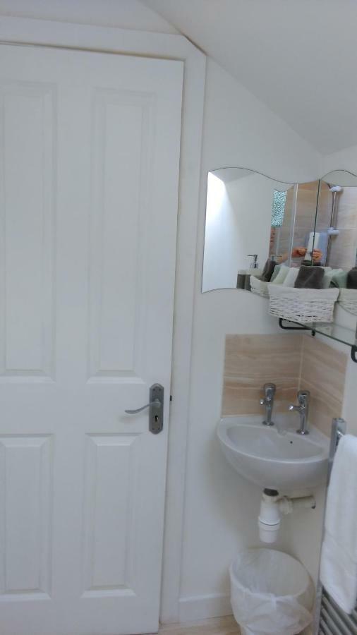 The Lodge Guesthouse Brittas Bagian luar foto